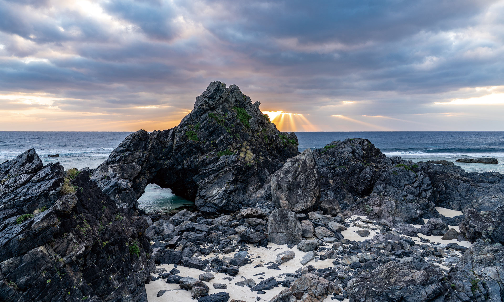 奄美群島国立公園_徳之島・朝日昇るトゥッカ（金見崎）